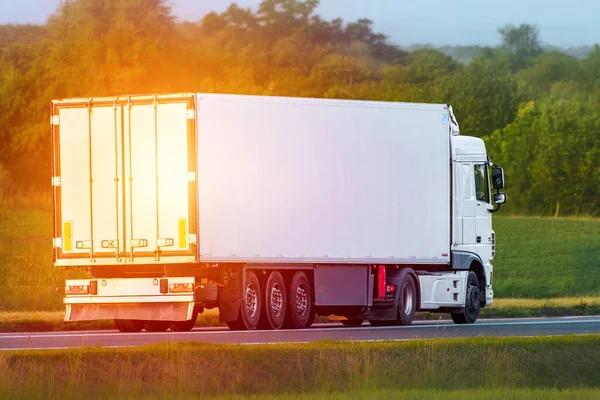 What Makes a Toronto Trucking Company Stand Out in the Industry